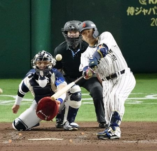 　５回、代打岸田が左中間へ勝ち越し３ランを放つ＝東京ドーム