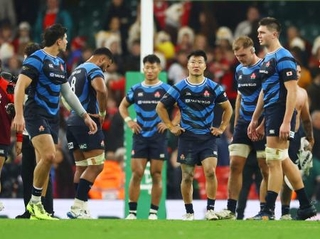 　ウェールズに敗れ、肩を落とす斎藤（右から３人目）ら日本の選手＝カーディフ（ロイター＝共同）