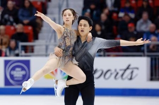 　ペアフリー　演技する三浦璃来（左）、木原龍一組＝レークプラシッド（共同）