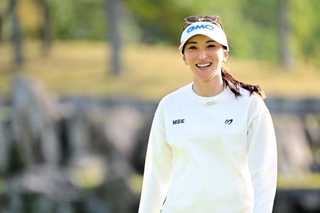 　伊藤園レディース最終ラウンド、１８番グリーンを笑顔で後にする脇元華＝１６日、千葉県グレートアイランドＣ（ゲッティ＝共同）