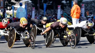 　「大分国際車いすマラソン」で力走する選手＝１６日午前、大分市