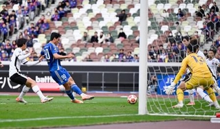 　町田-ＦＣ東京　延長後半、チーム２点目のゴールを決める町田・呉世勲（左から２人目）。ＧＫ波多野＝国立競技場