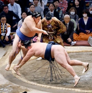 　大の里（左）がはたき込みで玉鷲を下す＝福岡国際センター
