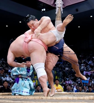 　豊昇龍（右）が足取りで宇良を下す＝福岡国際センター