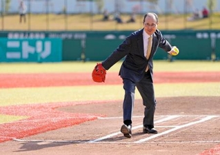 　ファーストピッチセレモニーに登場した王貞治さん＝ジャイアンツタウンスタジアム