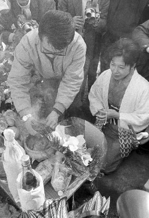 　あさま山荘に設置された殉職警察官の祭壇を訪れた牟田泰子さん（右）と夫の郁男さん＝１９７２年３月、長野県・軽井沢