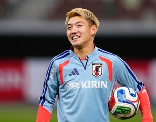 　ボリビア戦に向け、最終調整する堂安＝国立競技場