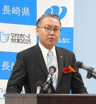 　定例記者会見をする長崎県の大石賢吾知事＝１７日午後、長崎県庁