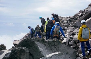 　溶岩ドーム「平成新山」を視察する参加者＝１７日午後、長崎県の雲仙・普賢岳