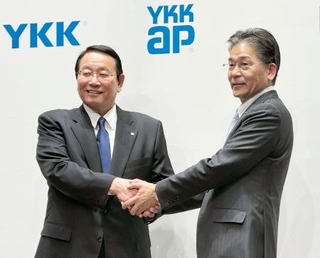 　記者会見を終え、写真に納まるＹＫＫの堀秀充取締役（左）とパナソニックハウジングソリューションズの山田昌司社長＝１７日午後、東京都千代田区