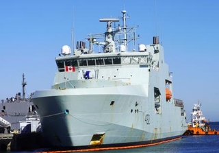 　神奈川県の海上自衛隊横須賀基地に入港したカナダ海軍の哨戒艦「マックス・バーネイズ」＝１７日午前