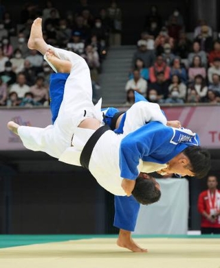 　男子９０キロ級３位決定戦　トルコ選手（左）に一本勝ちした水掫瑞紀＝東京武道館