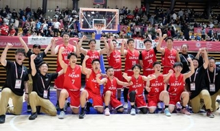 　アルゼンチンに勝利しポーズをとる選手ら＝大田区総合体育館