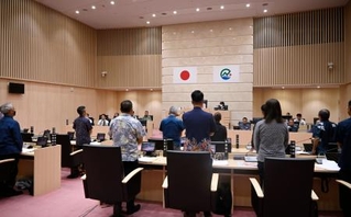 　古謝景春市長に対する２度目の不信任決議を可決した沖縄県南城市議会の臨時議会＝１７日午後