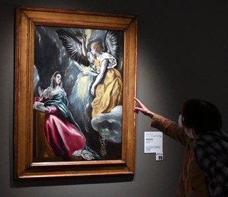 　修復が完了し再展示されたスペインの巨匠エル・グレコが描いた「受胎告知」＝１日、岡山県倉敷市の大原美術館
