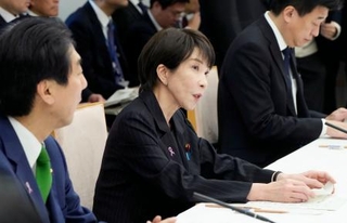 　人口戦略本部の初会合であいさつする高市首相（中央）＝１８日午前、首相官邸