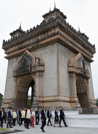 　凱旋門を視察される愛子さま＝１８日、ビエンチャン（代表撮影・共同）