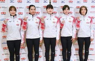　ポーズをとるカーリング女子日本代表のフォルティウス＝１８日、札幌市