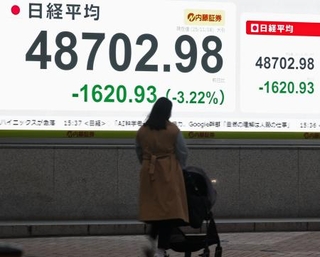 　４万９０００円を割り込んだ日経平均株価終値を示すボード＝１８日午後、東京都中央区