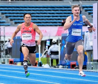 　男子１００メートル決勝　力走する佐々木琢磨（左）＝駒沢陸上競技場