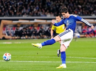 　日本-ボリビア　前半、先制ゴールを決める鎌田＝国立競技場