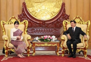 　初の海外公式訪問先となるラオスで、トンルン国家主席（右）を表敬訪問された愛子さま＝１８日、ビエンチャン（代表撮影・共同）