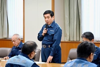 　豚熱の対策本部会議で発言する鹿児島県の塩田康一知事＝１９日午前、鹿児島県庁