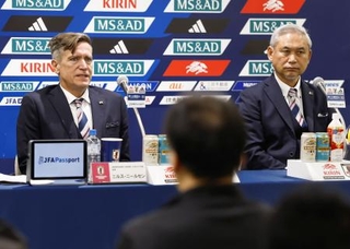 　カナダとの国際親善試合に臨む「なでしこジャパン」のメンバーを発表し記者会見する（左から）ニールセン監督、佐々木女子委員長＝１９日、東京都内