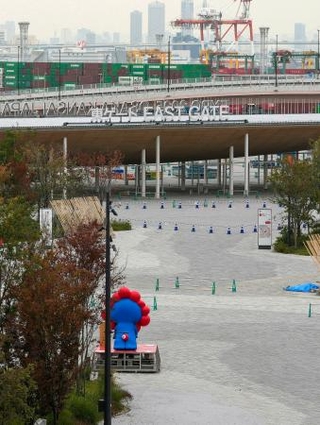 　閉幕日から１カ月が過ぎた大阪・関西万博会場の東ゲート＝１３日、大阪市此花区の夢洲