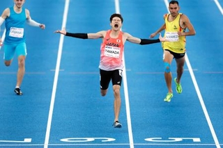　「東京デフリンピック」陸上男子４００メートル決勝でゴールする山田真樹（中央）。金メダルを獲得した＝１９日、東京・駒沢陸上競技場