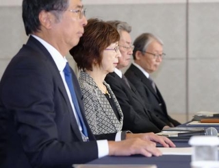 　プロ野球オーナー会議に臨むＤｅＮＡの南場智子オーナー（手前から２人目）ら＝１９日、東京都内（代表撮影）