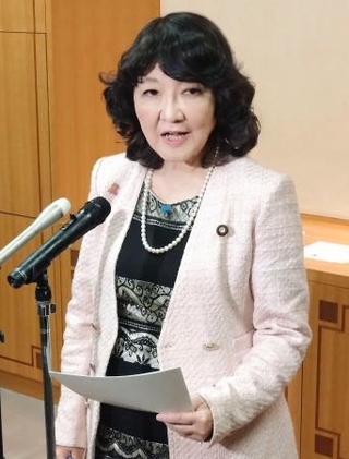 　日銀総裁との会談後、取材に応じる片山財務相＝１９日午後、東京都内