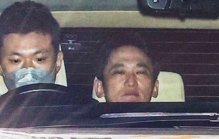 　移送のため警視庁本部を出る松原全宏容疑者（右）＝１９日午後１０時３９分