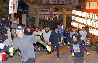 　桐生西宮神社で開催された「福男選び」で走る参加者＝２０日午前６時６分、群馬県桐生市