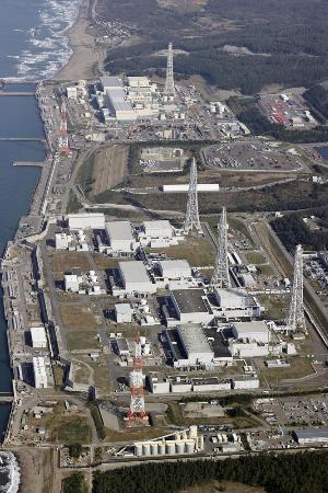 　新潟県の東京電力柏崎刈羽原発の（手前から）１、２、３、４号機と（間を開けて）７、６、５号機＝２０２５年１１月７日