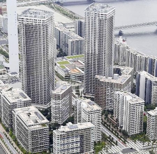 　東京都中央区のマンション群＝６月