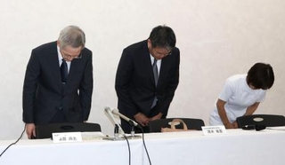 　記者会見で謝罪する岐阜県総合医療センターの桑原尚志院長（左）ら＝２０日午後、岐阜市
