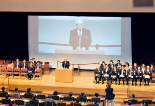 　自民党、日本維新の会などの国会議員も参加して開かれた「国民医療推進協議会」の決起集会。壇上はあいさつする自民党の鈴木幹事長＝２０日午後、東京都文京区の日本医師会館