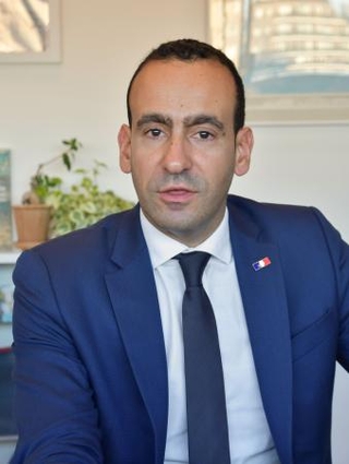 　インタビューに答えるフランス観光開発機構のアダム・ウビュイＣＥＯ