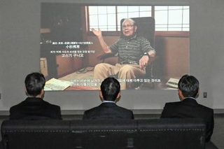 　「佐渡島の金山」の朝鮮人労働者を題材とした映像作品＝２０日午後、新潟市