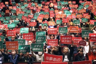 　１０月２８日、東京都内で開かれた集会で、プラカードを掲げ訴える原告や支援者ら