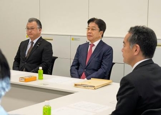 　衆院議員定数削減に向けた協議に臨む自民党の加藤勝信政治制度改革本部長（中央）と日本維新の会の浦野靖人選対委員長代行（左）＝２１日午前、国会