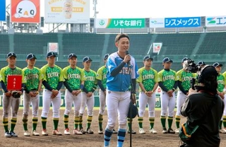 　準硬式野球の全日本大学日本一決定戦で、試合後にあいさつする西日本選抜の前原隼人主将＝甲子園