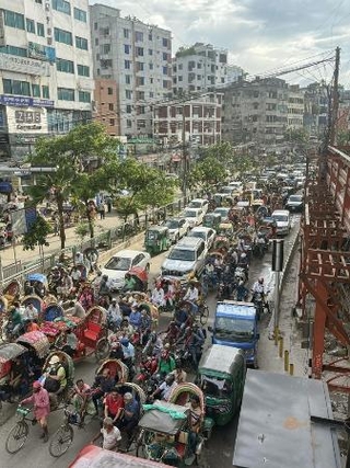 　バングラデシュ・ダッカの車道＝７月