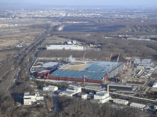 　次世代半導体の国産化を目指すラピダスの工場（手前）。左奥は北海道千歳市の市街地