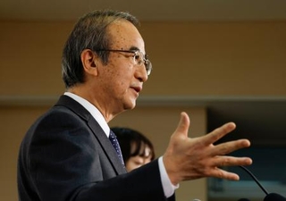 　新潟県庁で臨時記者会見する花角英世知事＝２１日午後