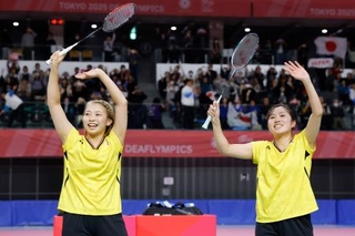 　女子ダブルスで優勝し、観客に笑顔で手を振る矢ケ部紋可（右）と真衣＝武蔵野の森総合スポーツプラザ