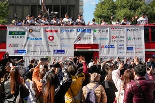 　大阪・御堂筋で行われたセ・リーグ優勝記念パレードで、ファンに手を振る阪神の選手ら＝２２日午前