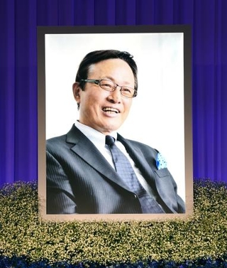 　お別れの会の釜本邦茂さんの遺影＝２２日、東京都内のホテル（代表撮影）