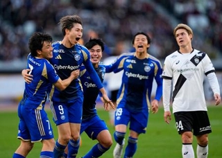 　町田-神戸　後半、自身２点目のゴールを決め、喜ぶ町田・藤尾（左から２人目）＝国立競技場